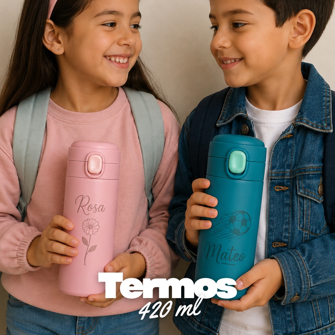Dos niños sosteniendo termos de 420 ml grabados con sus nombres